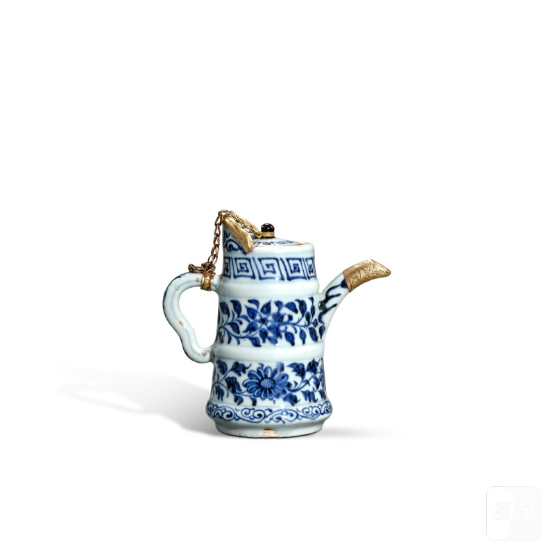 A gilt-metal-mounted blue and white 'floral' ewer and cover, Early Ming dynasty | 明早期 青花花卉紋蓋壺 - 图2